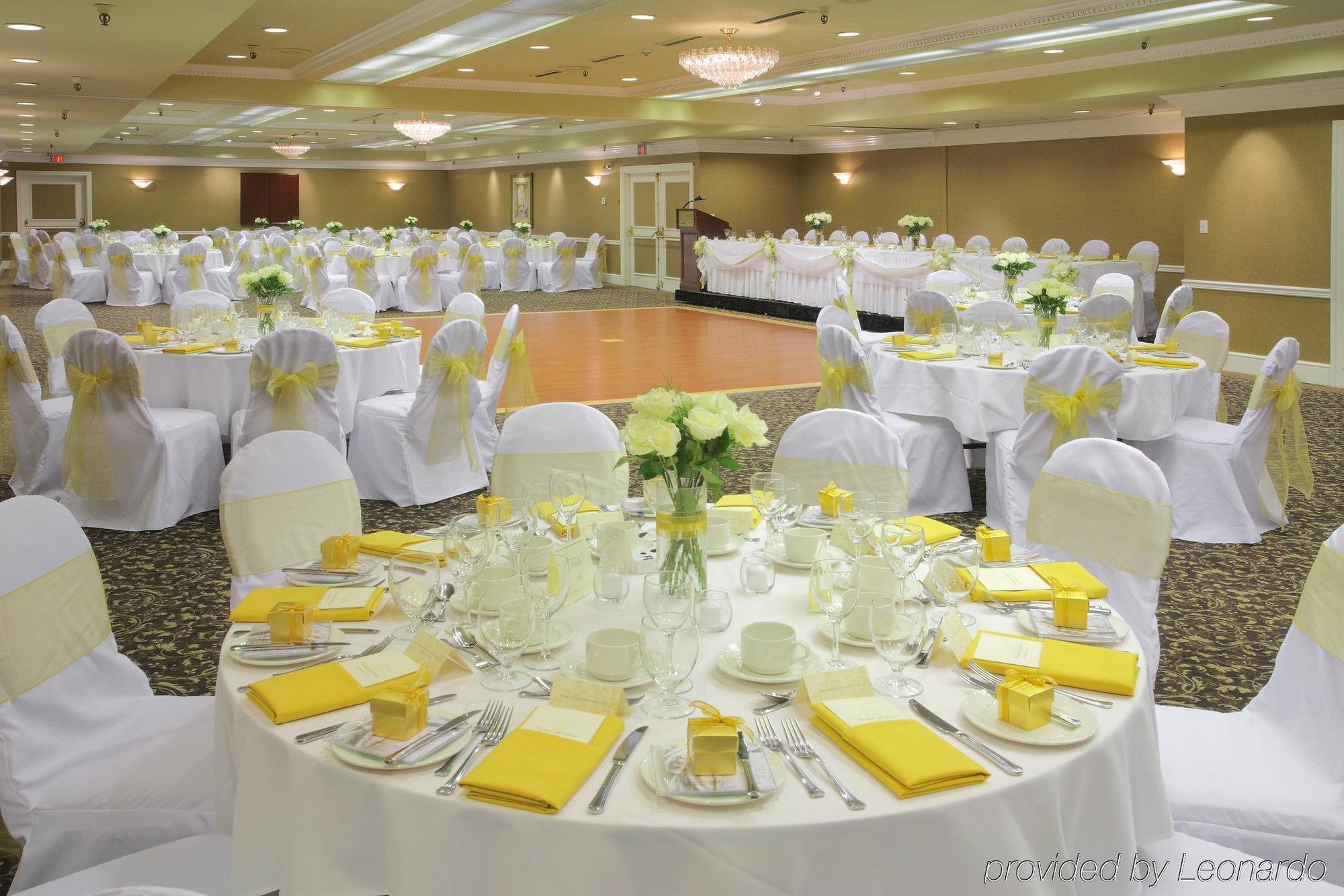 Harbour Towers Hotel & Suites Victoria Esterno foto