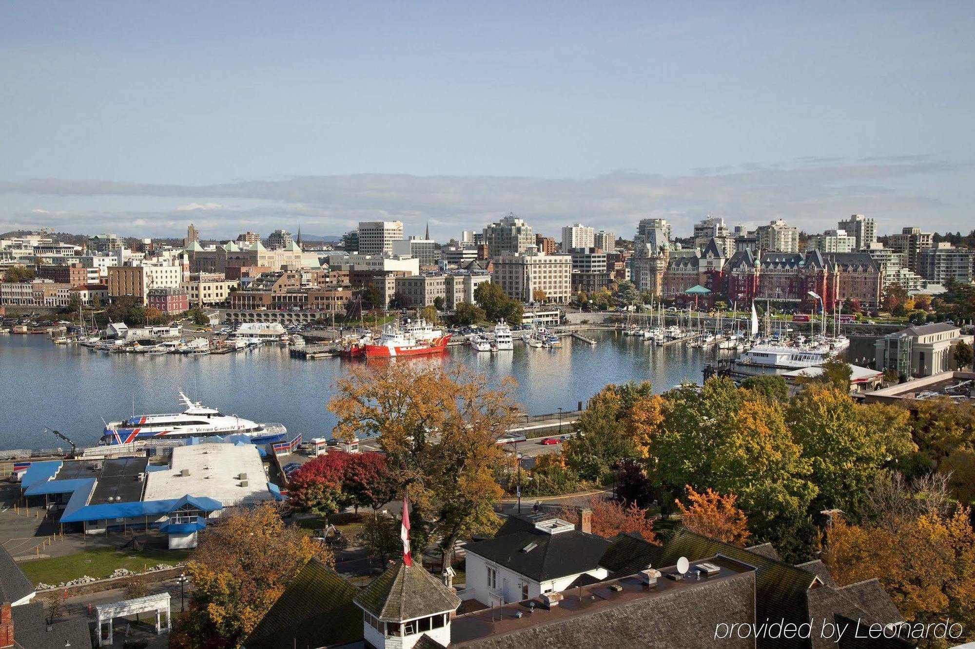 Harbour Towers Hotel & Suites Victoria Esterno foto